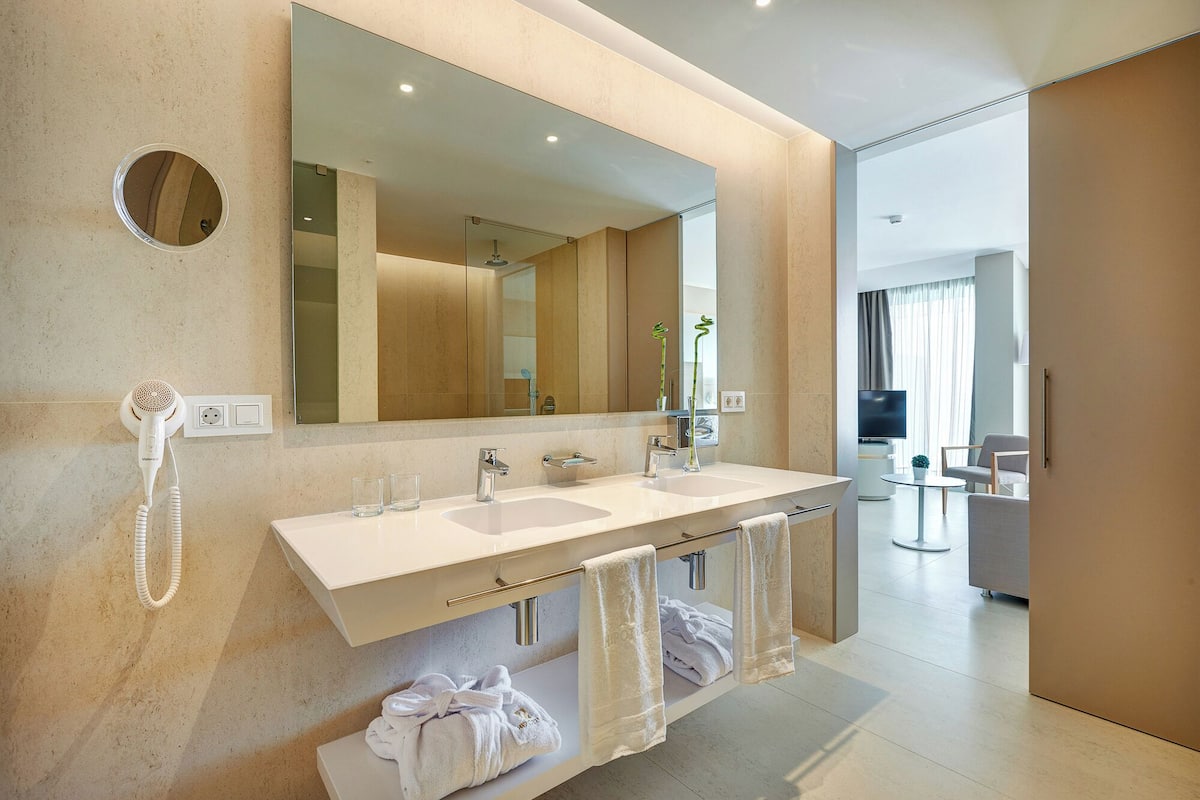 shower, free toiletries, hair dryer, towels