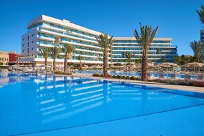 Inomhuspool, utomhuspool, parasoller och solstolar