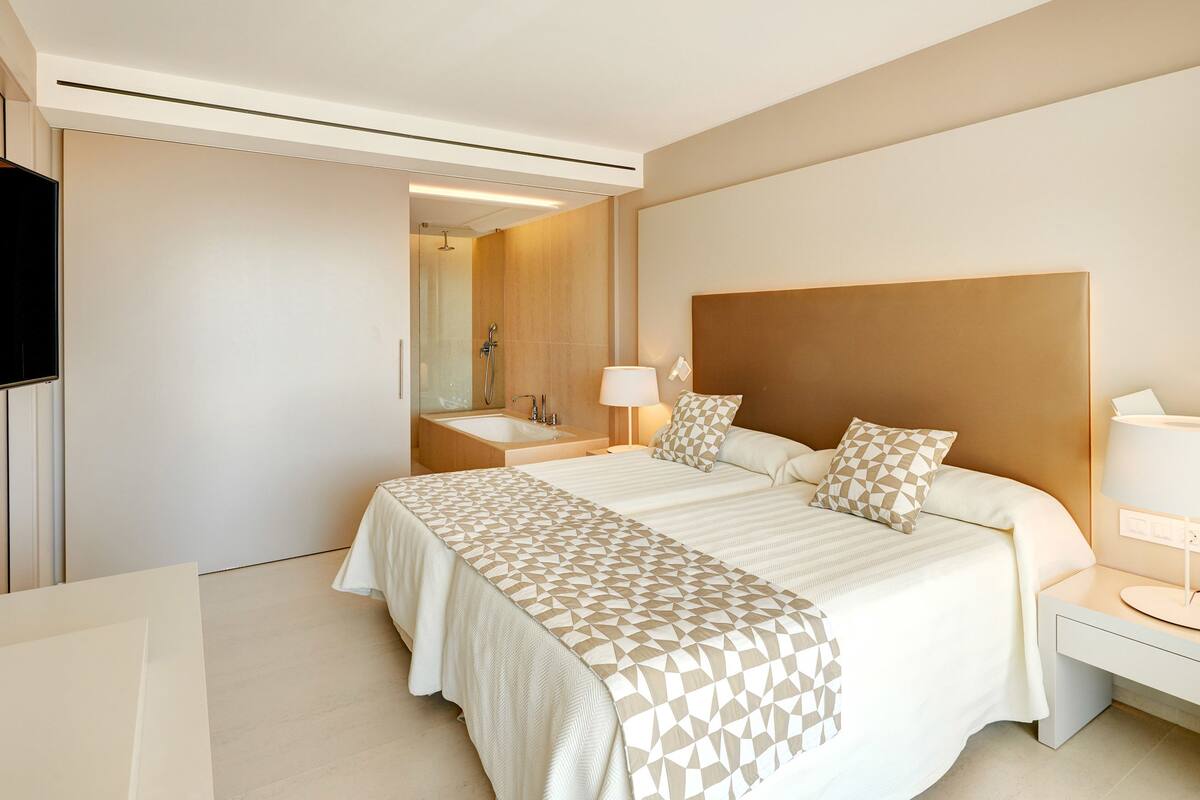 Frigobar, cofres nos quartos, escrivaninha, cortinas blackout