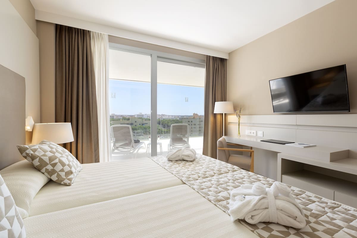 suite, terrace | 1 bedroom, minibar, in-room safe, desk