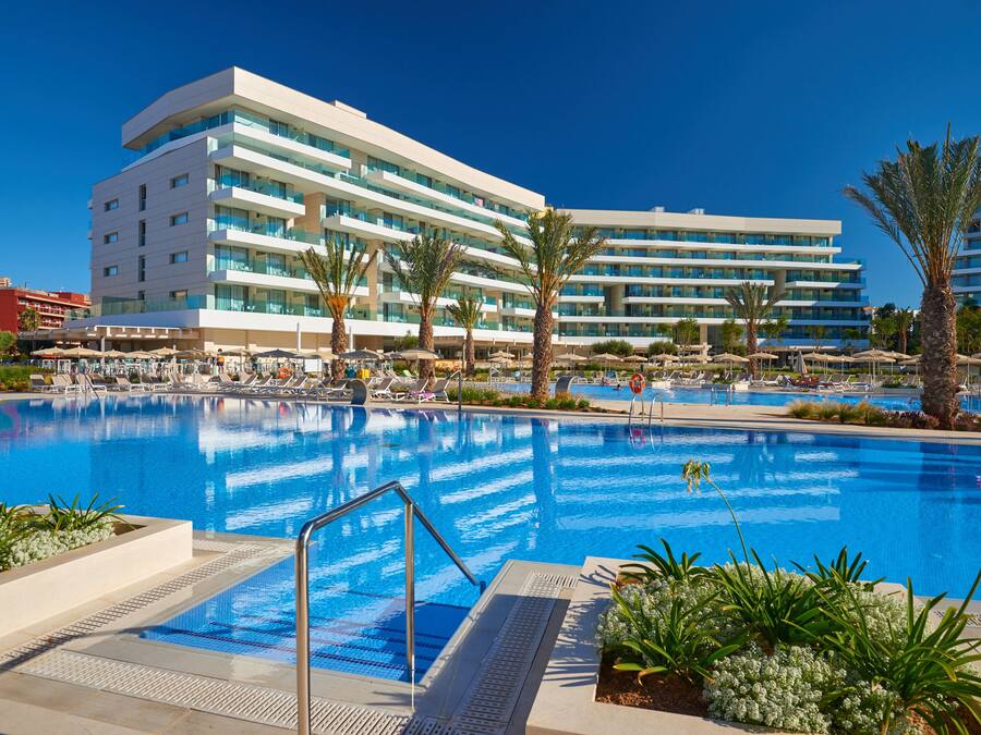 Piscine couverte, piscine extérieure, parasols de plage, chaises longues