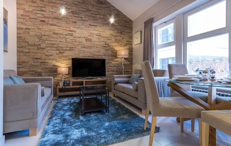 Executive Apartment, 1 Bedroom, Kitchen | Living room | Flat-screen TV