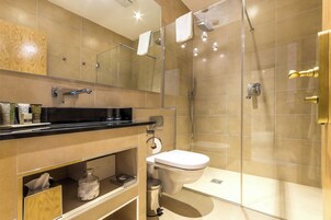 Combined shower/tub, rainfall showerhead, designer toiletries