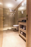Executive Apartment, 2 Bedrooms, Kitchen | Bathroom | Combined shower/tub, rainfall showerhead, designer toiletries