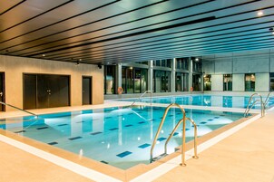 2 piscinas techadas, una piscina al aire libre de temporada, sombrillas
