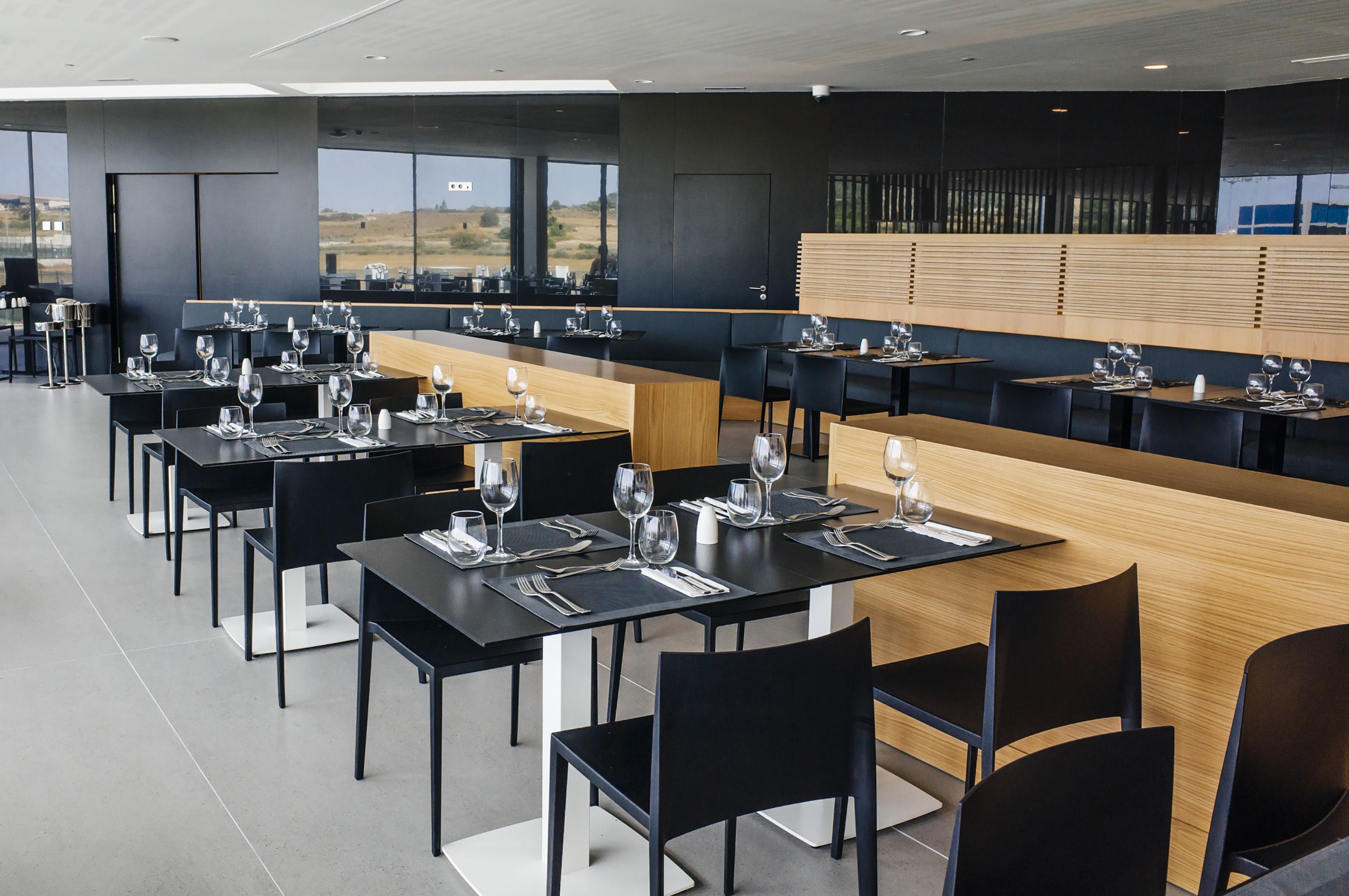 3 restaurantes; se sirve desayuno, almuerzo y cena; cocina internacional