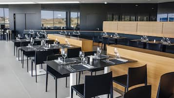 3 restaurants, spécialités Cuisine internationale