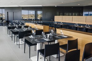 3 か所のレストラン、朝食、ランチ、ディナーに営業 (多国籍料理)