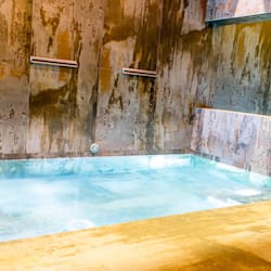 Salas de tratamiento para parejas, sauna y tina de hidromasaje