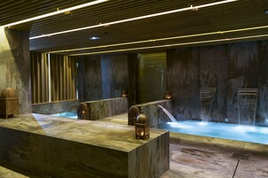 Salas de tratamiento para parejas, un sauna, una bañera de hidromasaje