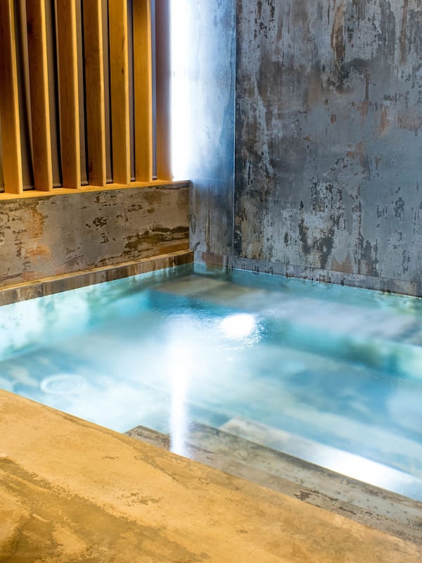 Salas de tratamiento para parejas, sauna y tina de hidromasaje