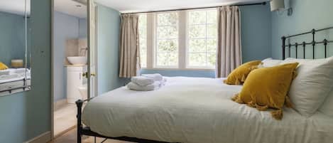 3 bedrooms, soundproofing, iron/ironing board, free cots/infant beds