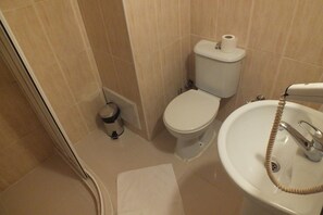 Shower, free toiletries, hair dryer, bathrobes - Ayyildizlar Hotel (Istanbul)