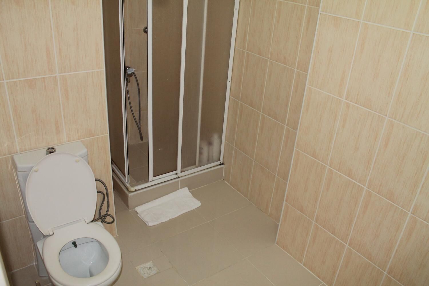 Dusche, kostenlose Toilettenartikel, Haartrockner, Bademäntel