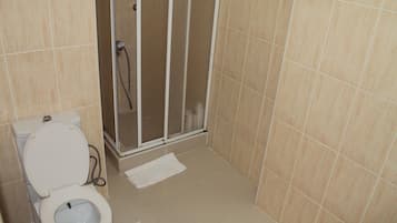 Dusche, kostenlose Toilettenartikel, Haartrockner, Bademäntel