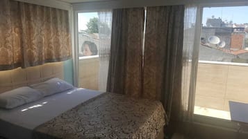 Comfort Triple Room | In-room safe, desk, soundproofing, iron/ironing board