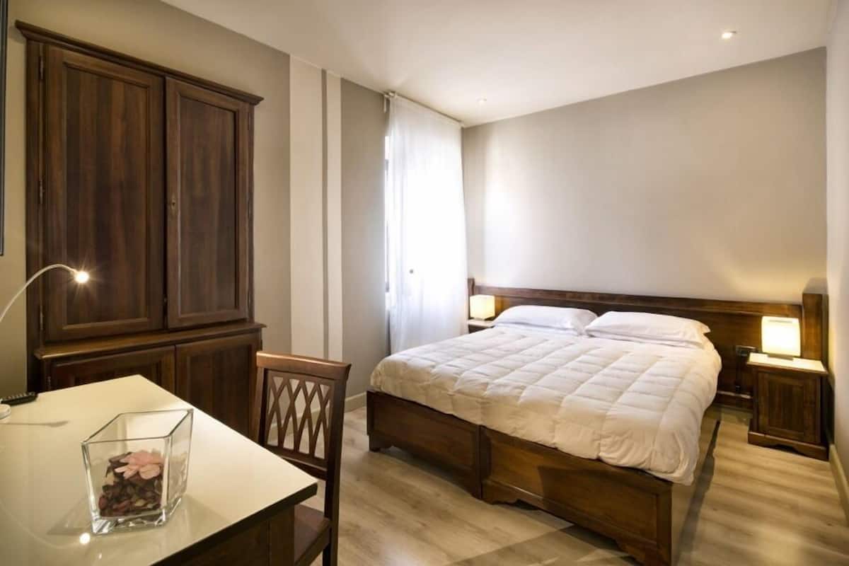 Caja de seguridad en la habitación, muebles diferentes y escritorio