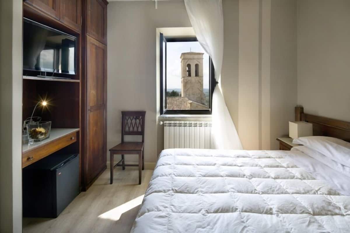 Caja de seguridad en la habitación, muebles diferentes y escritorio