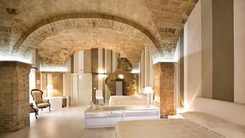 Suite | Zimmersafe, individuell eingerichtet, Schreibtisch