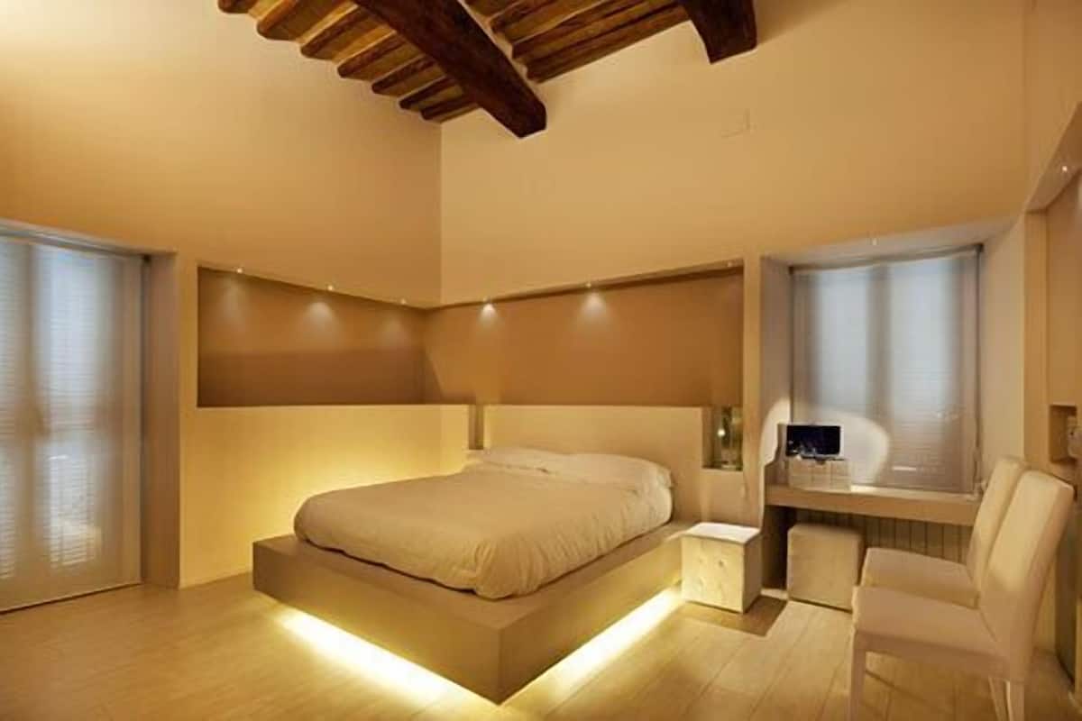Caja de seguridad en la habitación, muebles diferentes y escritorio