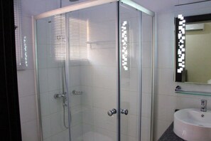 Deluxe Room | Badeværelse | Bruser, brusehoved med spredningseffekt, gratis toiletartikler