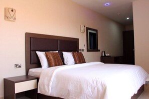 Deluxe Room | 1 bedroom, premium bedding, minibar, in-room safe