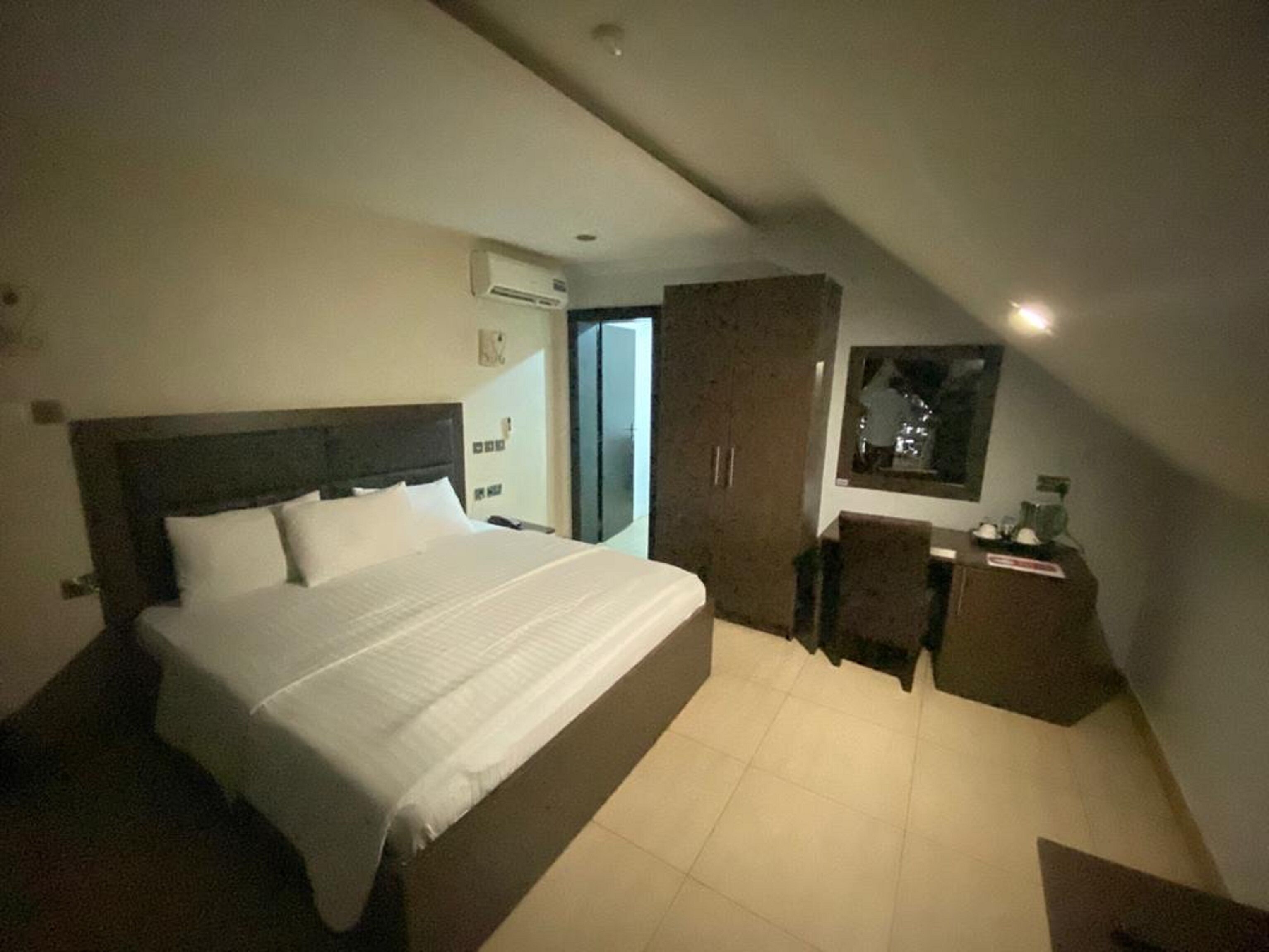 Deluxe Room | 1 bedroom, premium bedding, minibar, in-room safe