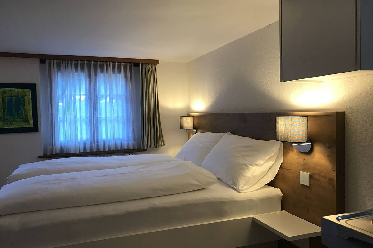 Habitación doble estándar, vista a la montaña (cleaning fees included) | Ropa de cama de alta calidad, cortinas blackout y insonorización
