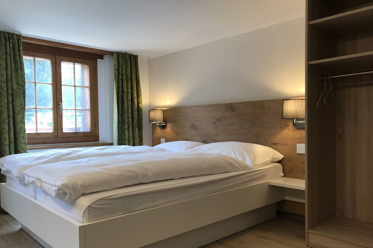 Habitación doble clásica | Ropa de cama de alta calidad, cortinas blackout y insonorización