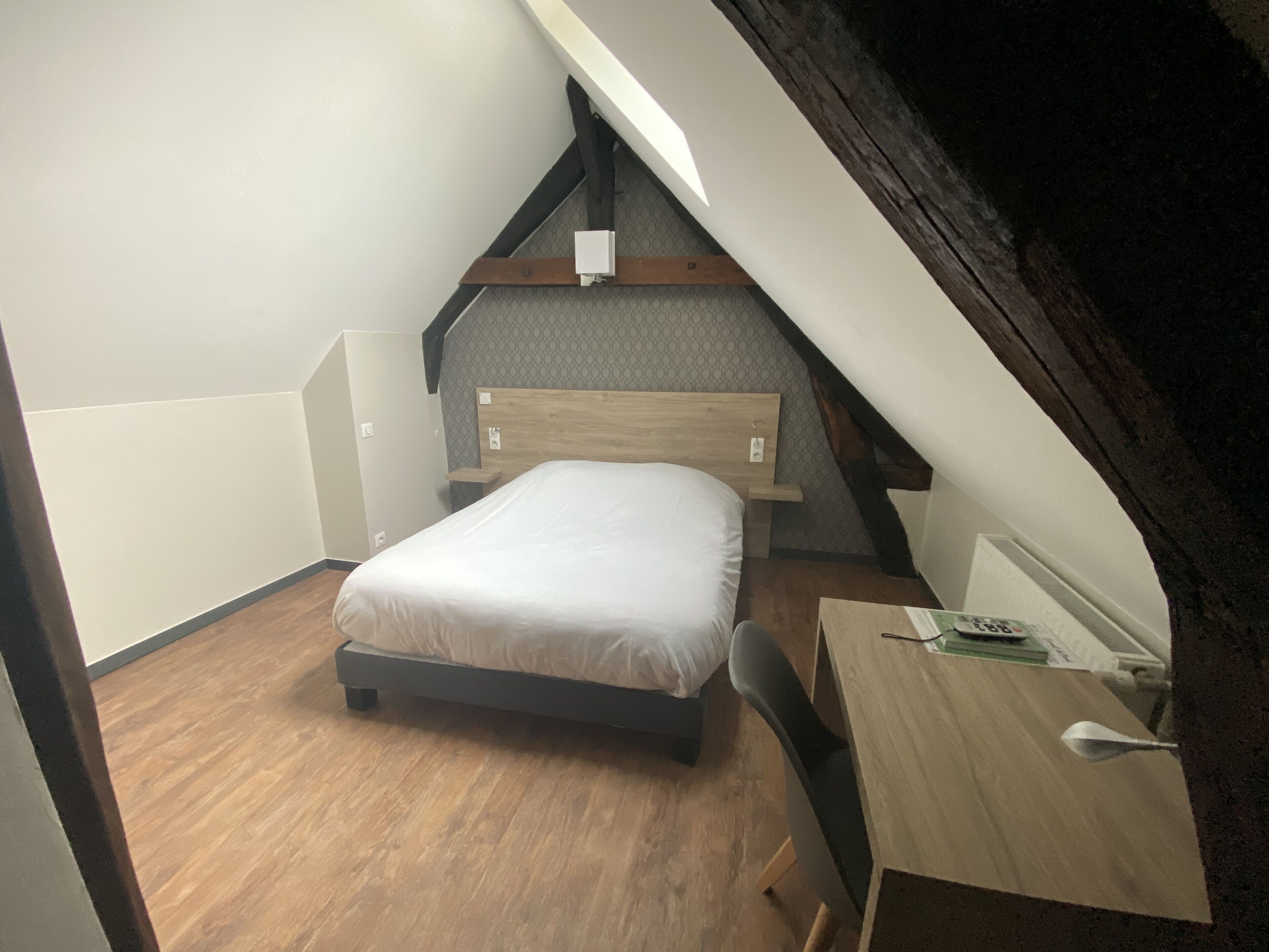 single room | desk, free wifi, bed sheets