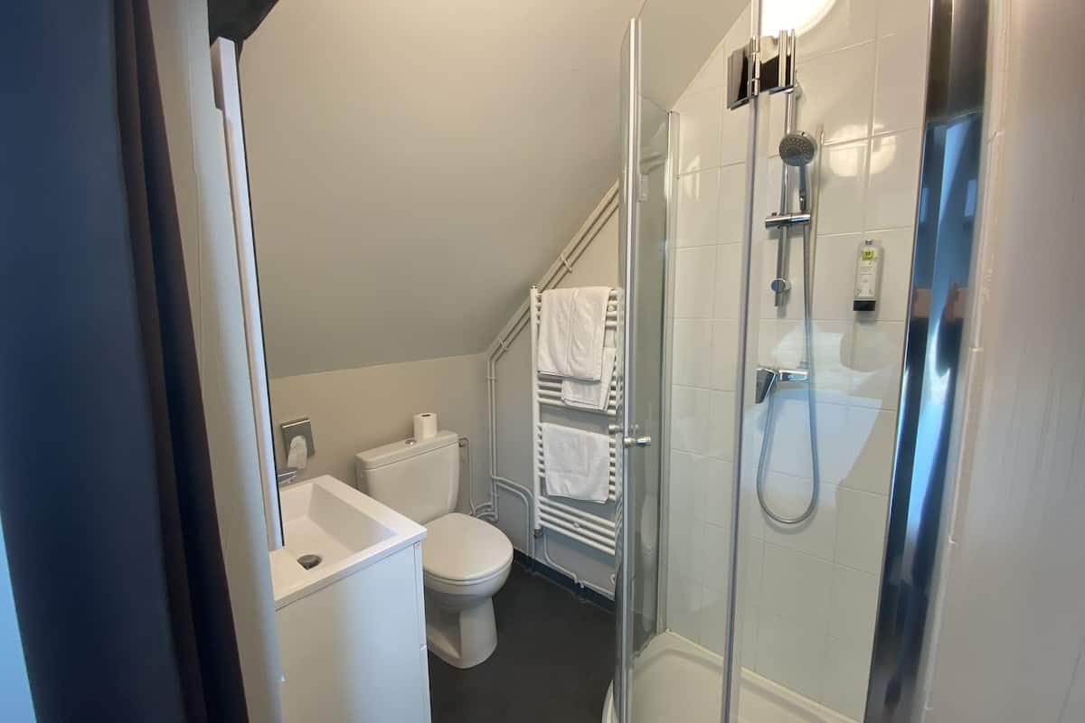 single room | bathroom | towels