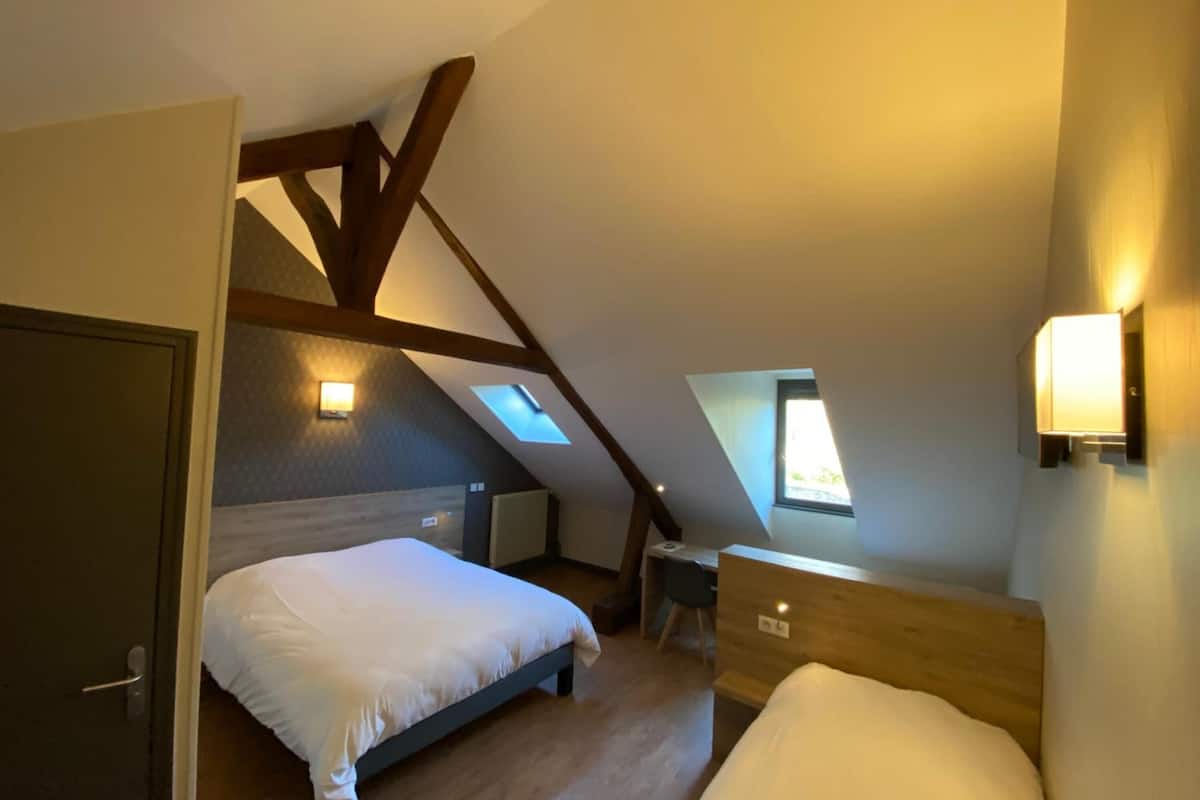 quadruple room | desk, free wifi, bed sheets