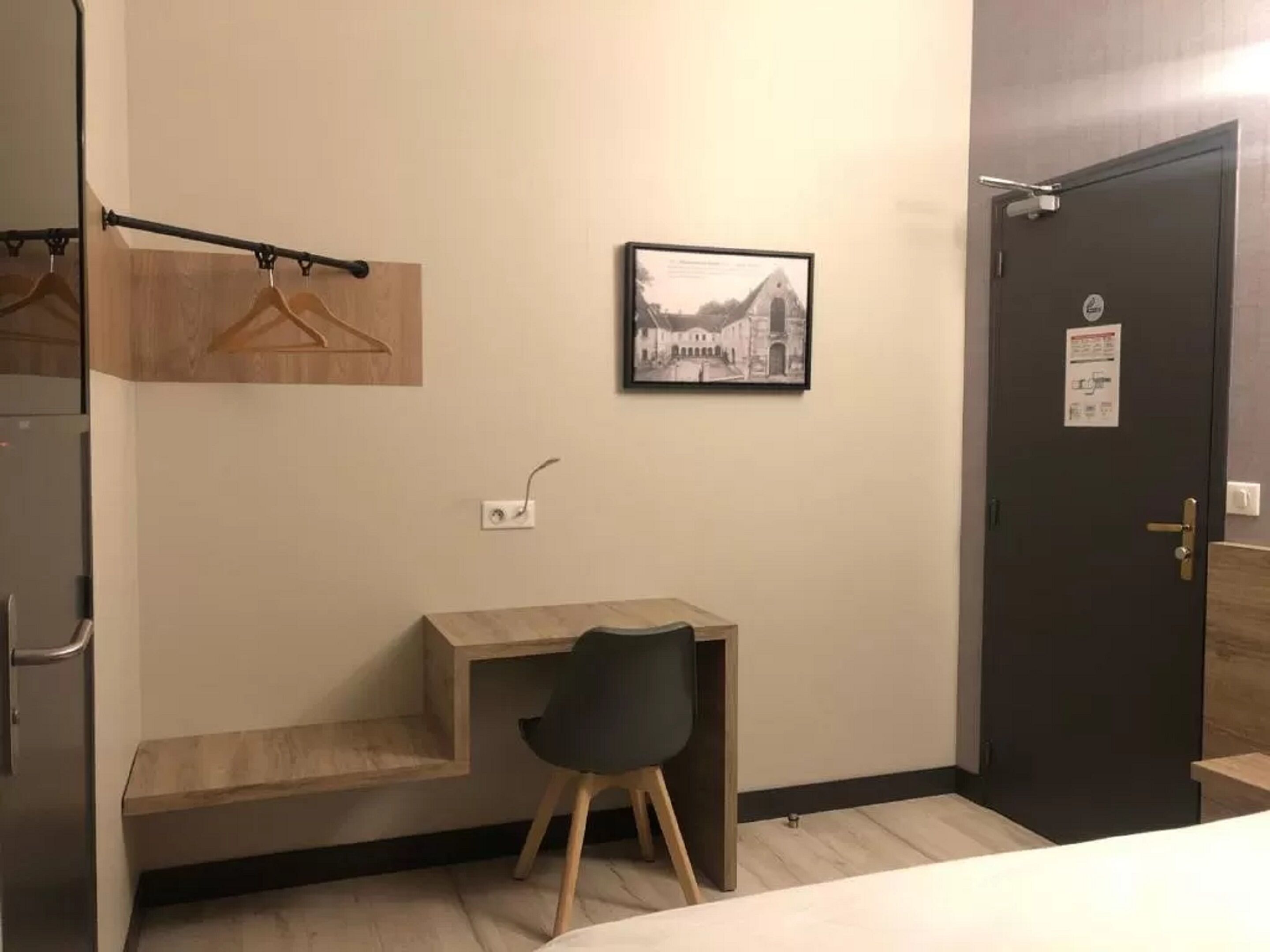 desk, free wifi, bed sheets