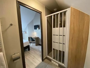 Double Room | Desk, free WiFi, bed sheets