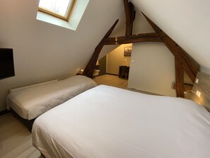 Chambre triple | Bureau, accès au Wi-Fi (inclus), literie fournie