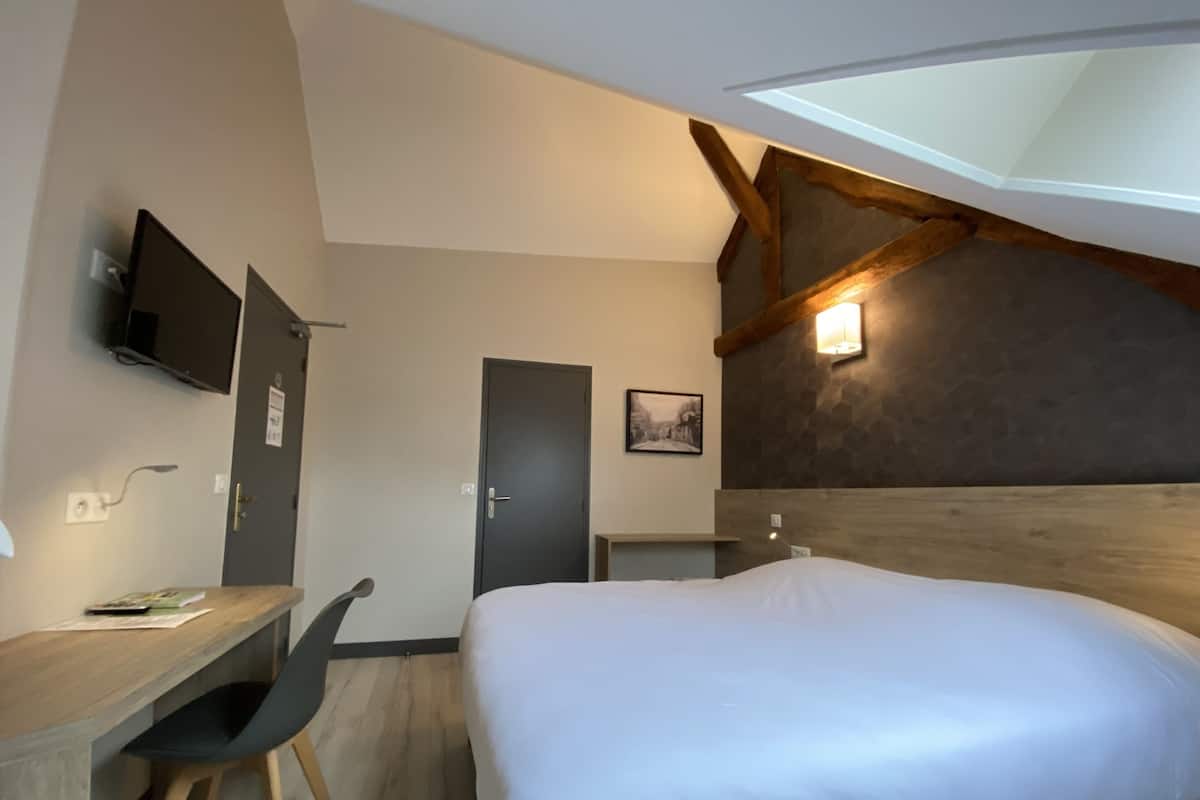 Desk, WiFi (free), bed sheets
