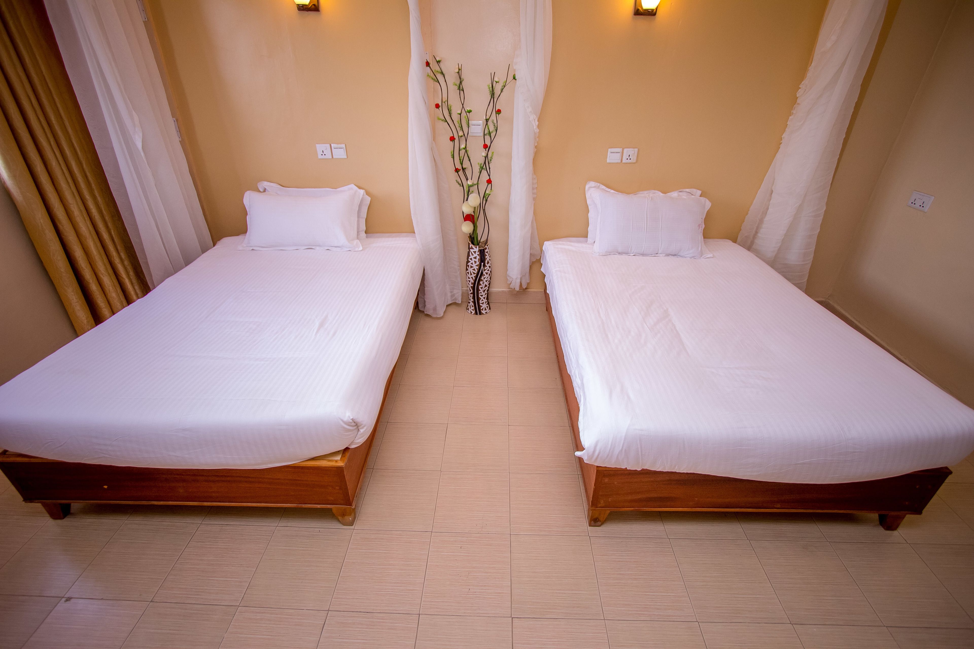 Standard Twin Room | Desk, free WiFi