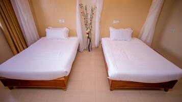 Standard Twin Room | Desk, free WiFi
