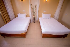 Standard Twin Room | Meja, Wi-fi percuma 