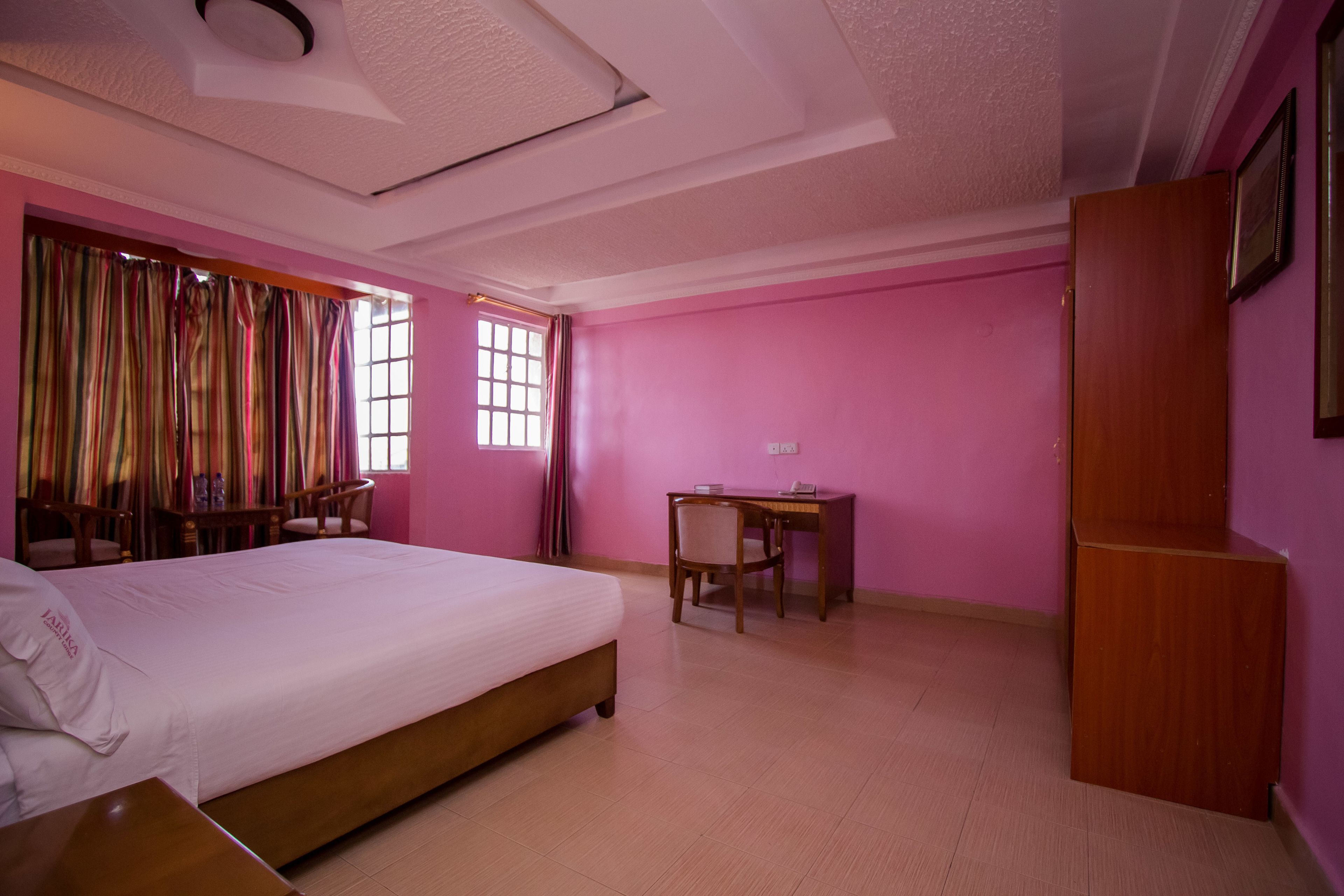 Executive Suite | Desk, free WiFi