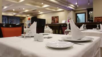 供應早餐、午餐和晚餐,國際料理