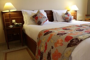 Minibar, in-room safe, desk, blackout drapes - Hôtel Le Consul (Tunis)