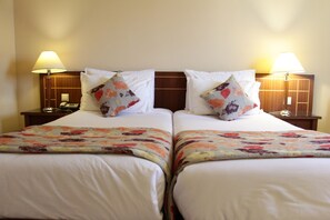 Minibar, in-room safe, desk, blackout curtains - Hôtel Le Consul (Tunis)