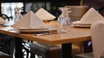 Desayuno buffet diario (EUR 10 por persona)