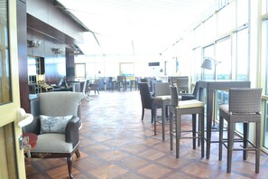 Breakfast served, local and international cuisine, al fresco dining  - Noubou International Hotel (Douala)