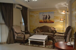 Suite | Living room | Flat-screen TV - Noubou International Hotel (Douala)