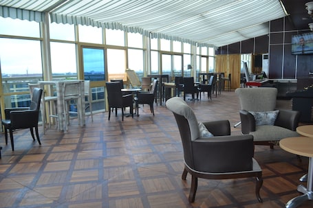 Se sirven desayunos y almuerzos, restaurante con mesas al aire libre