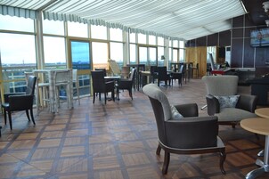 Frokost serveres, lokale og internasjonale retter, uteservering 