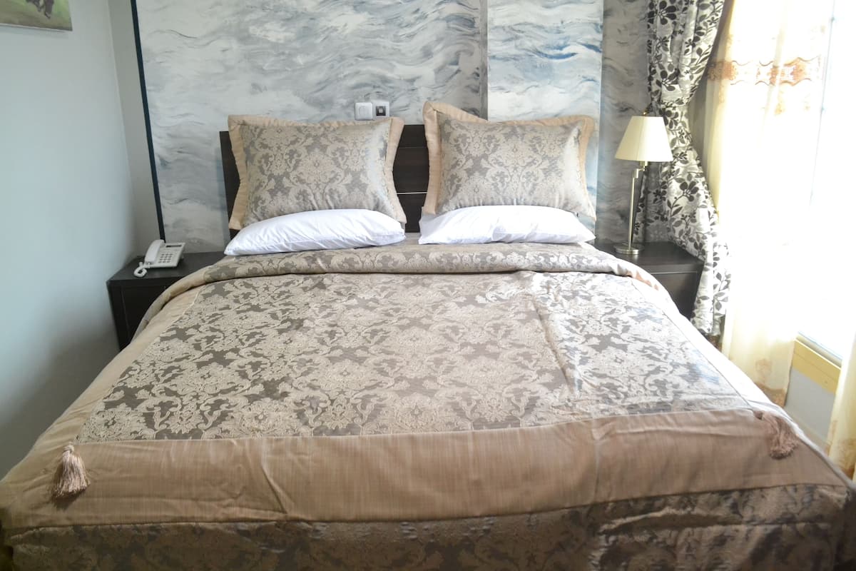 standard double room | premium bedding, in-room safe, desk, blackout curtains