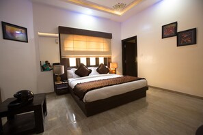 Executive Double Room, 1 Double Bed, Non Smoking | Minibar, in-room safe, desk, soundproofing